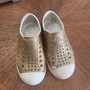 GOLD GLITTER NATIVE SHOES